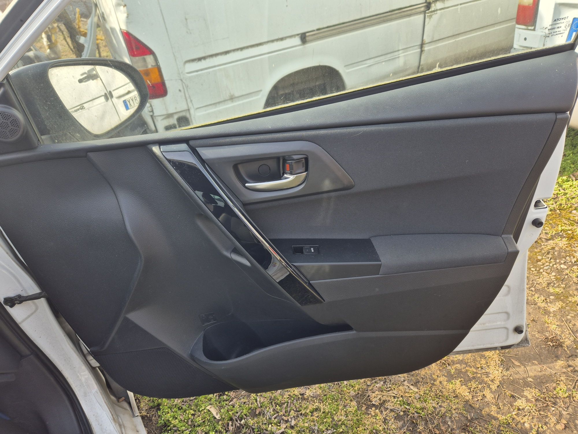 Interior Toyota Auris Hybrid Break 2013-2018. Volan stinga.