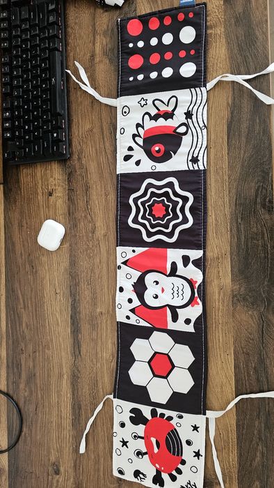 Carte senzoriala alb negru rosu bebelusi