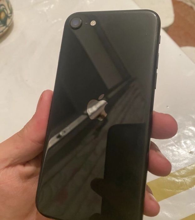 Срочно продаем айфон SE 2022 года