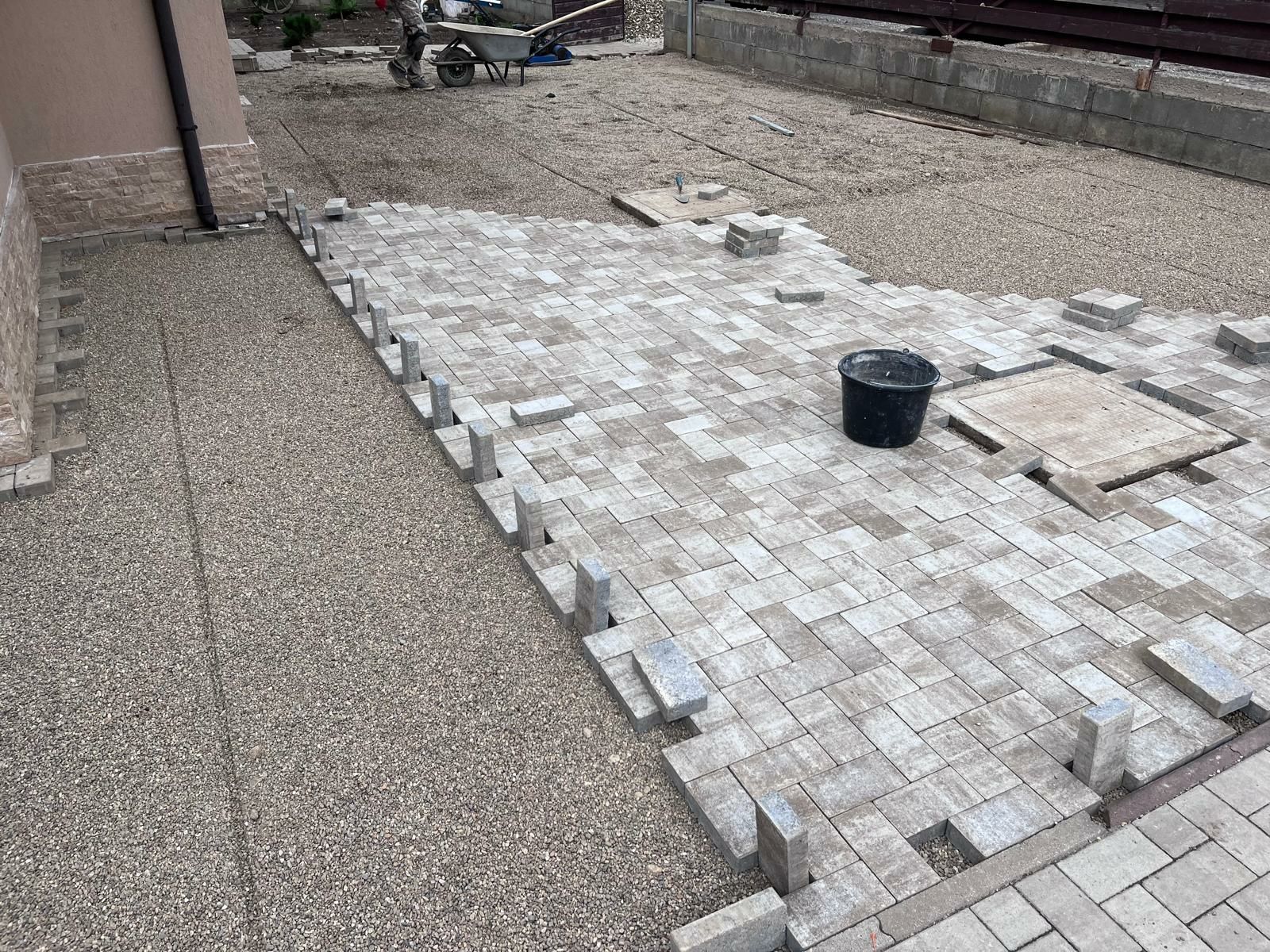 Pavaje curți dale borduri gazon Brasov superpret si miniexcavator