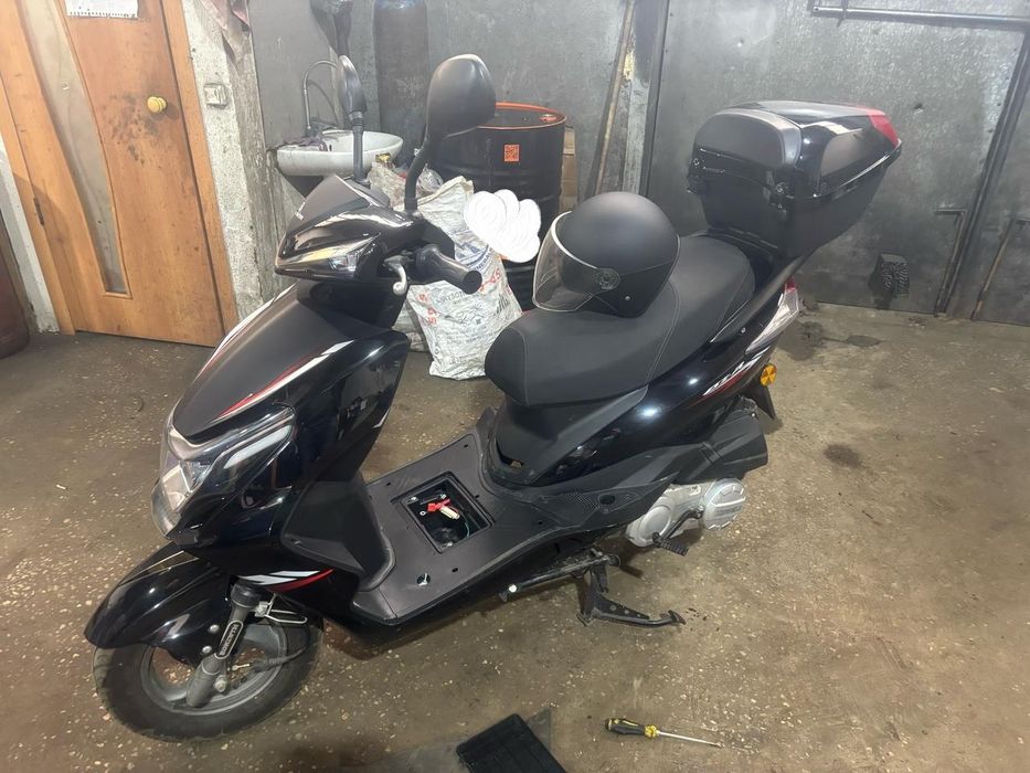 Продам скутер, объём 49см³, пробег 50км.