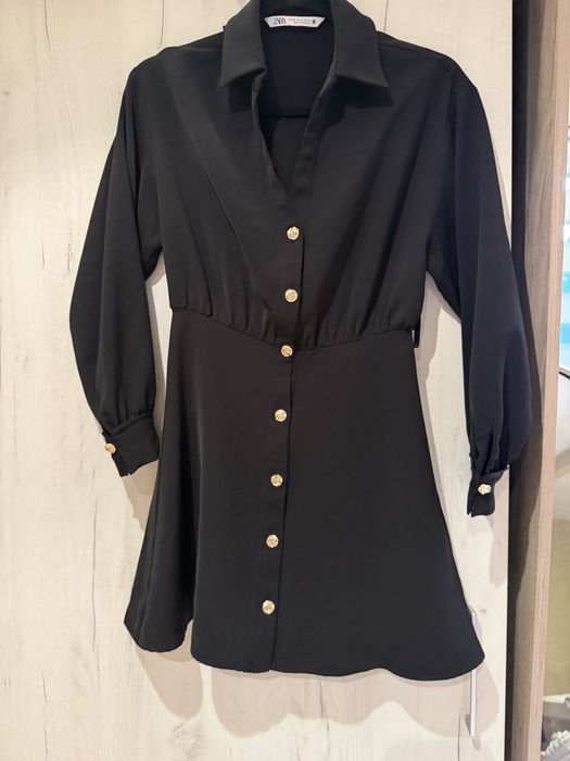 Рокля zara в черно със златни копчета