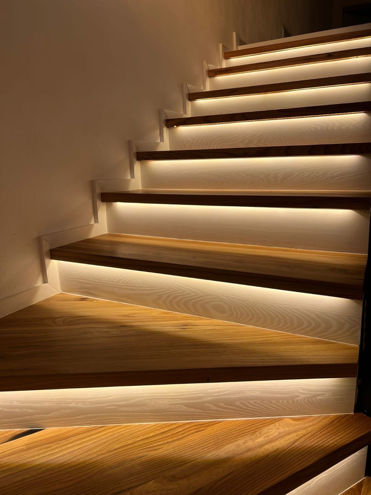 Trepte interior din lemn masiv cu rasină epoxidică