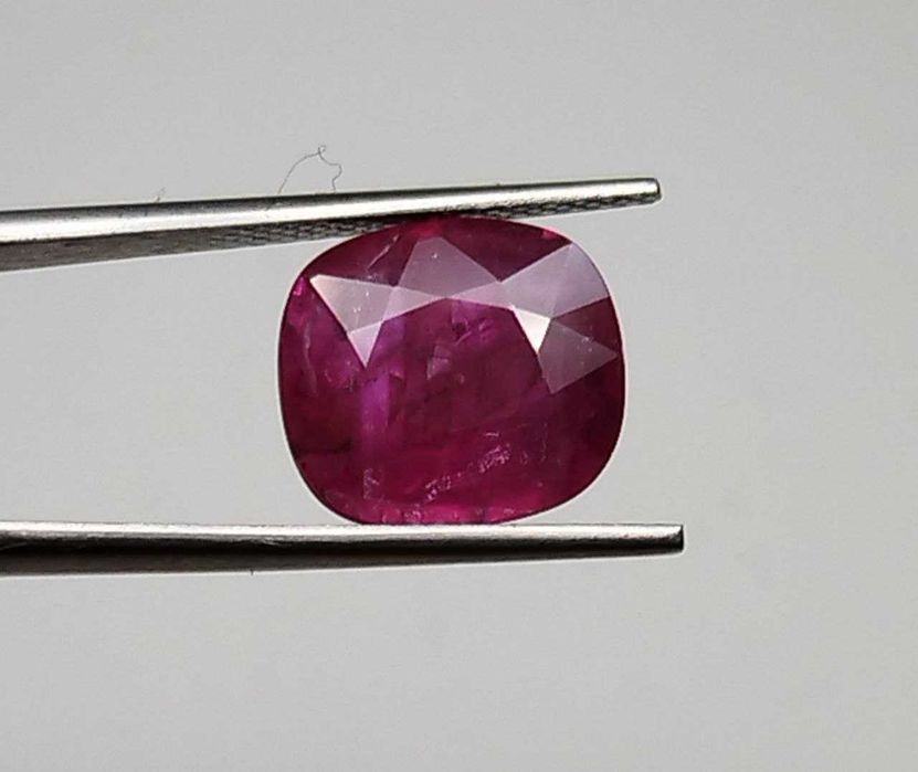 Пурпурно червен естествен рубин с рядка големина 4.26кт! Сертифициран!
