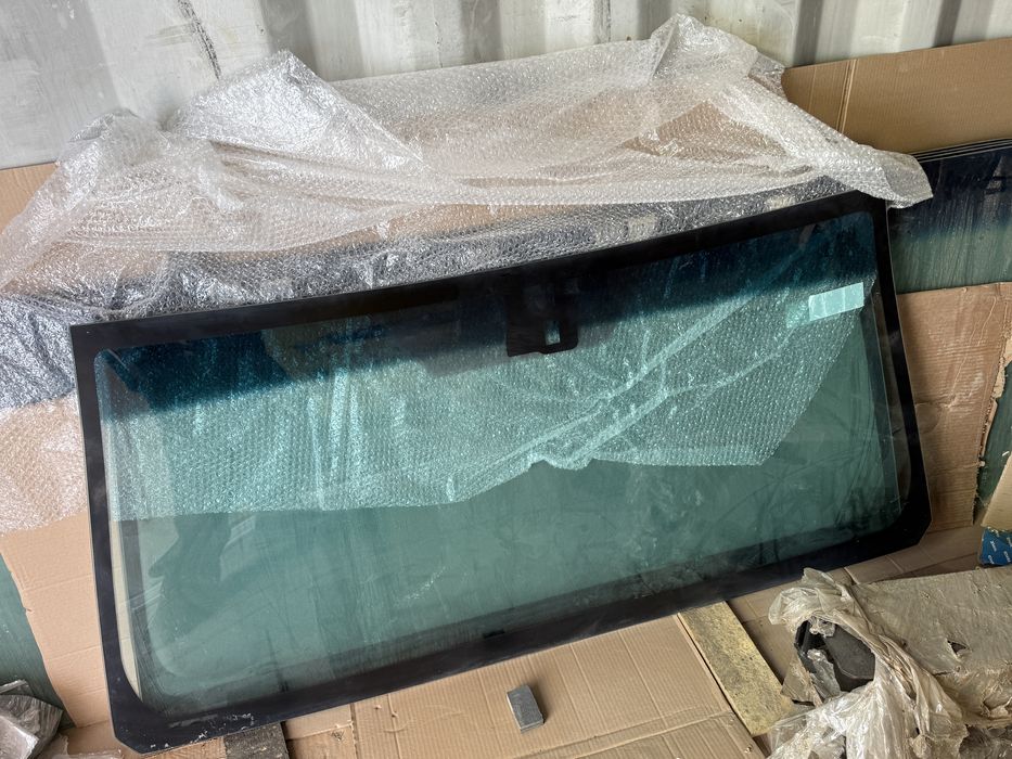 Лобовое стекло на Toyoto Land Cruiser J200