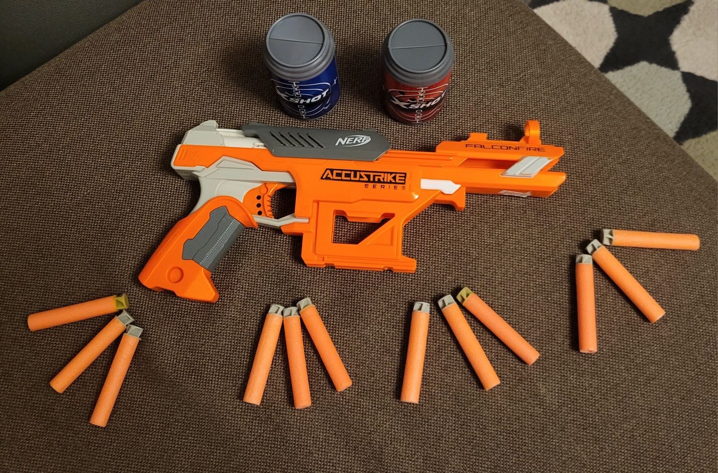 Pistol Nerf Falconfire, 12 proiectile, 2 ținte. Livrare gratuită.