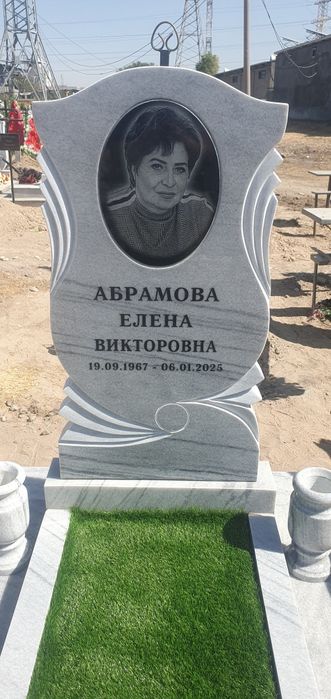 Памятники на кладбище