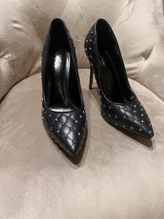 Vand incaltaminte noua