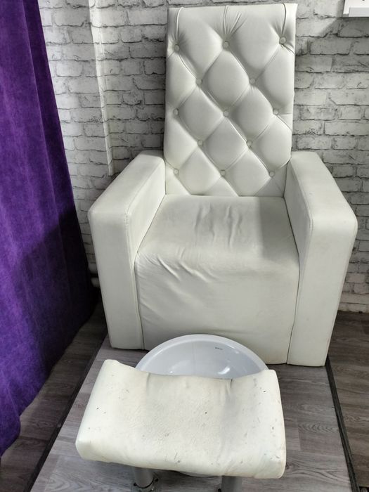 Педикюрное кресло с подставкой для ног + раковина