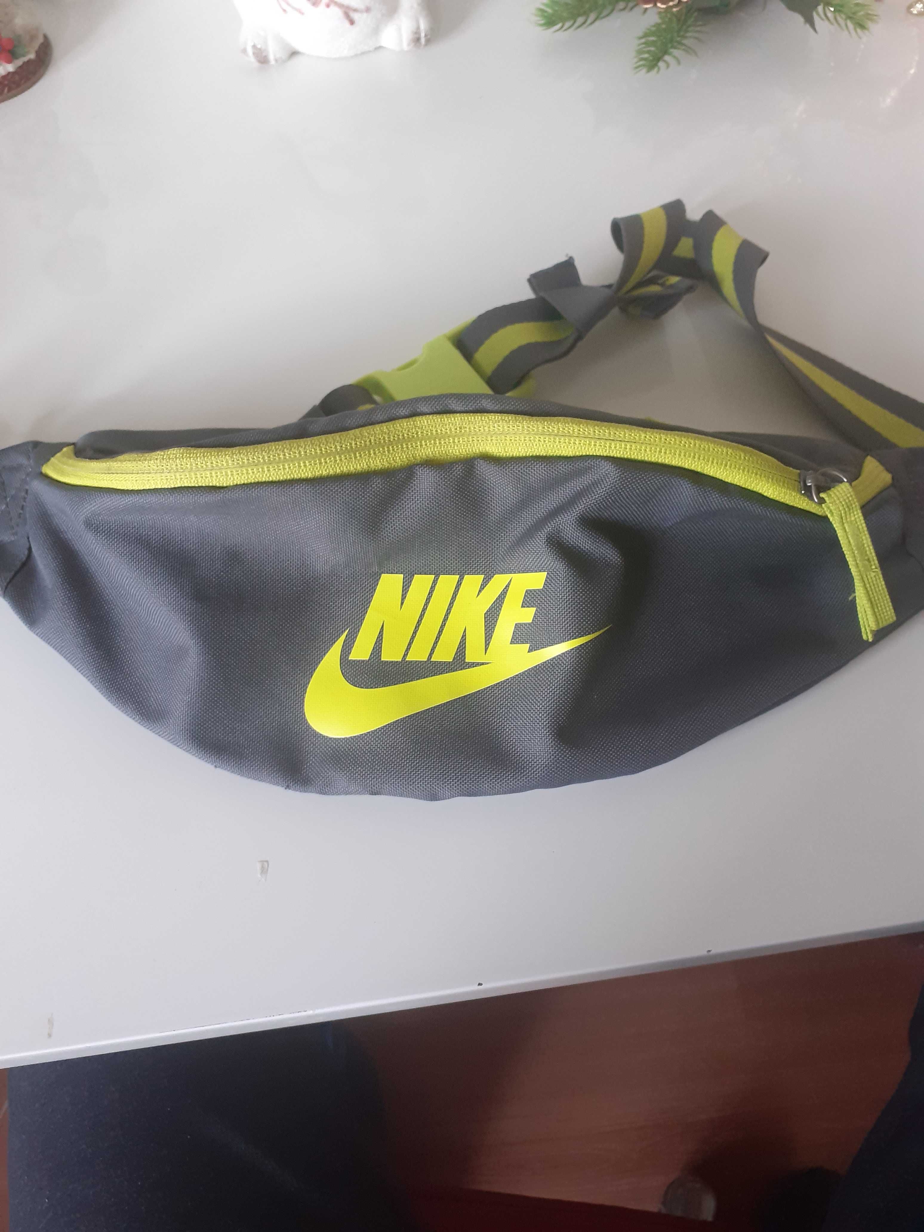 Чантичка на Nike за кръст и за през рамо тип банан.