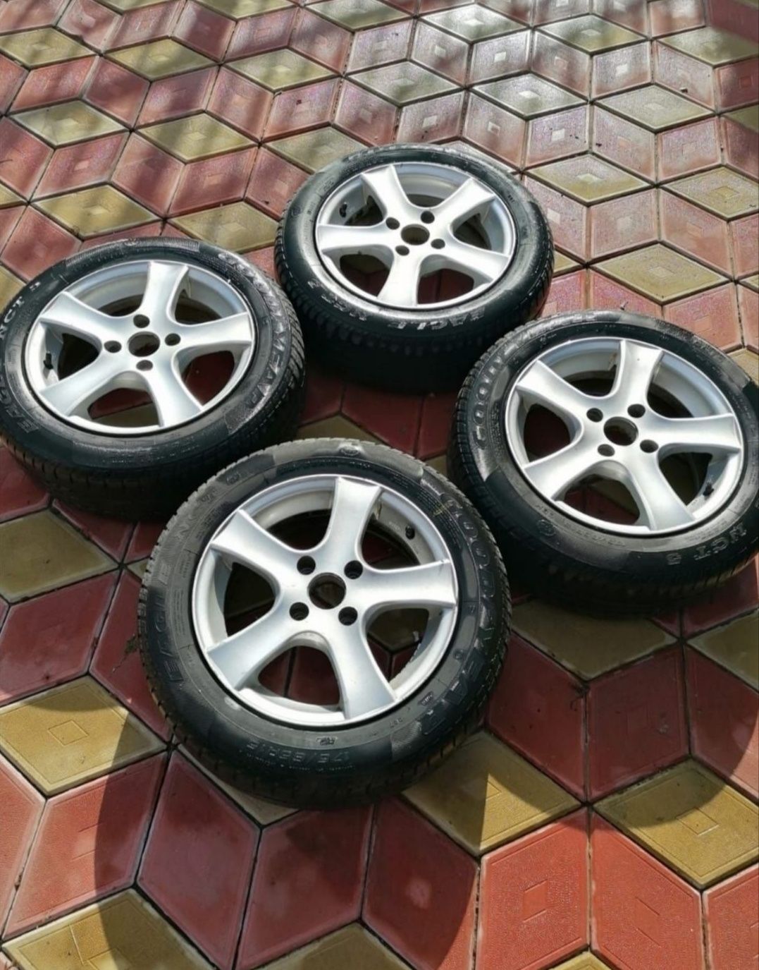 Jante din aliaj DEZENT 6jx15h2 et26 4x108 cu anvelope Goodyear 175/65