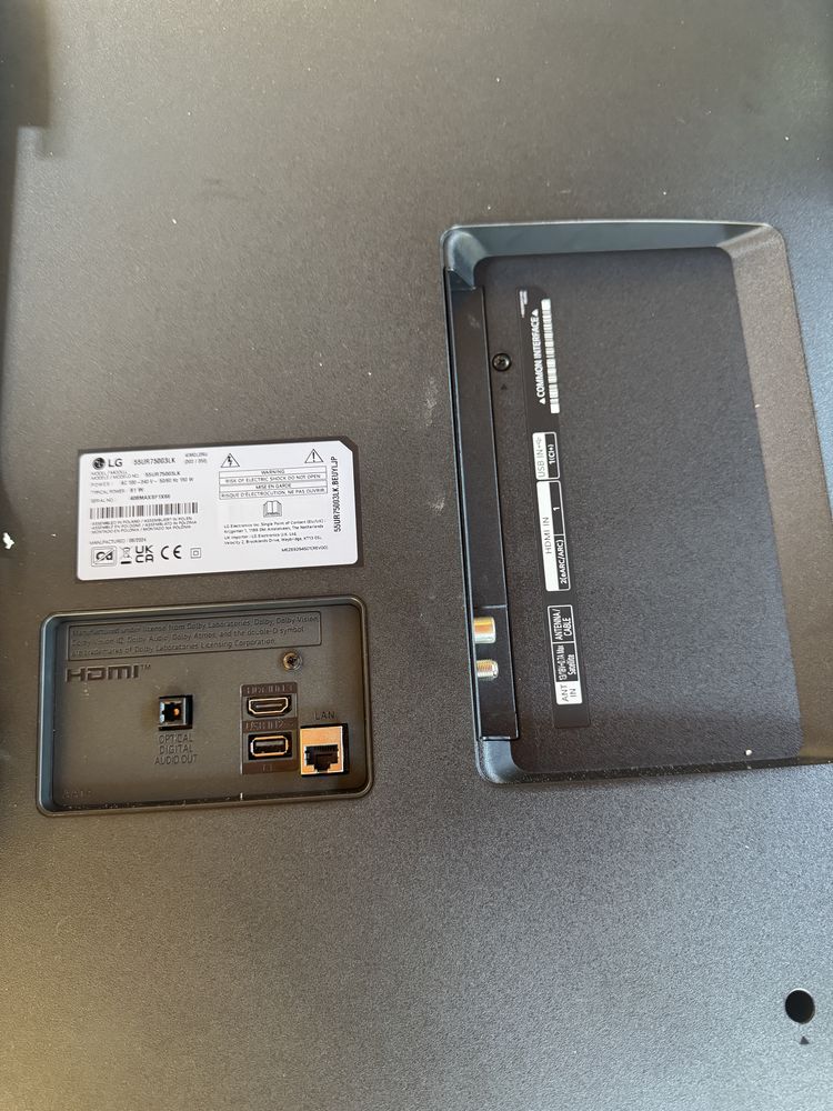 Televizor LG 55UR75003LK diagonala 139 cm cu ecranul spart
