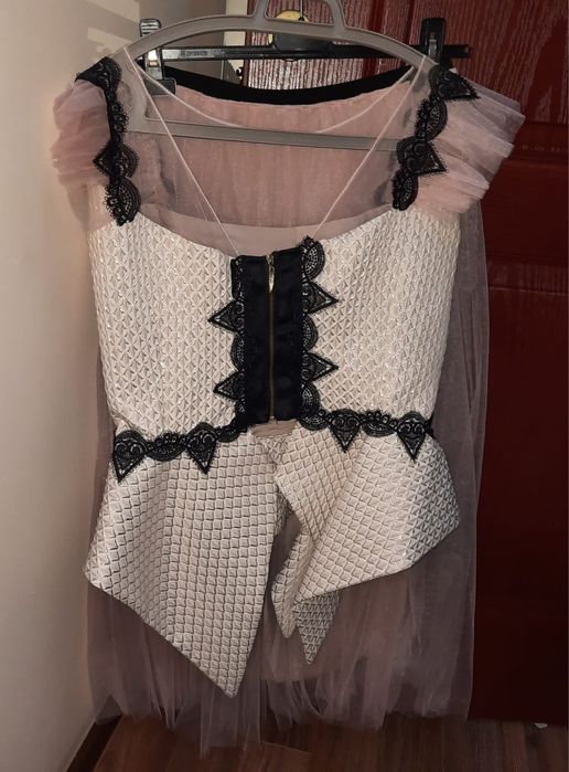 Bust alb din dantela  si  fusta voal roz prafuit ..