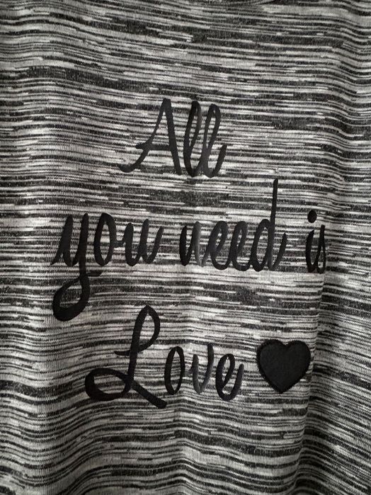 Bluza lunga cu maneca lunga cu mesaj