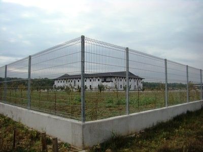 Construim garduri din plasă bordurata