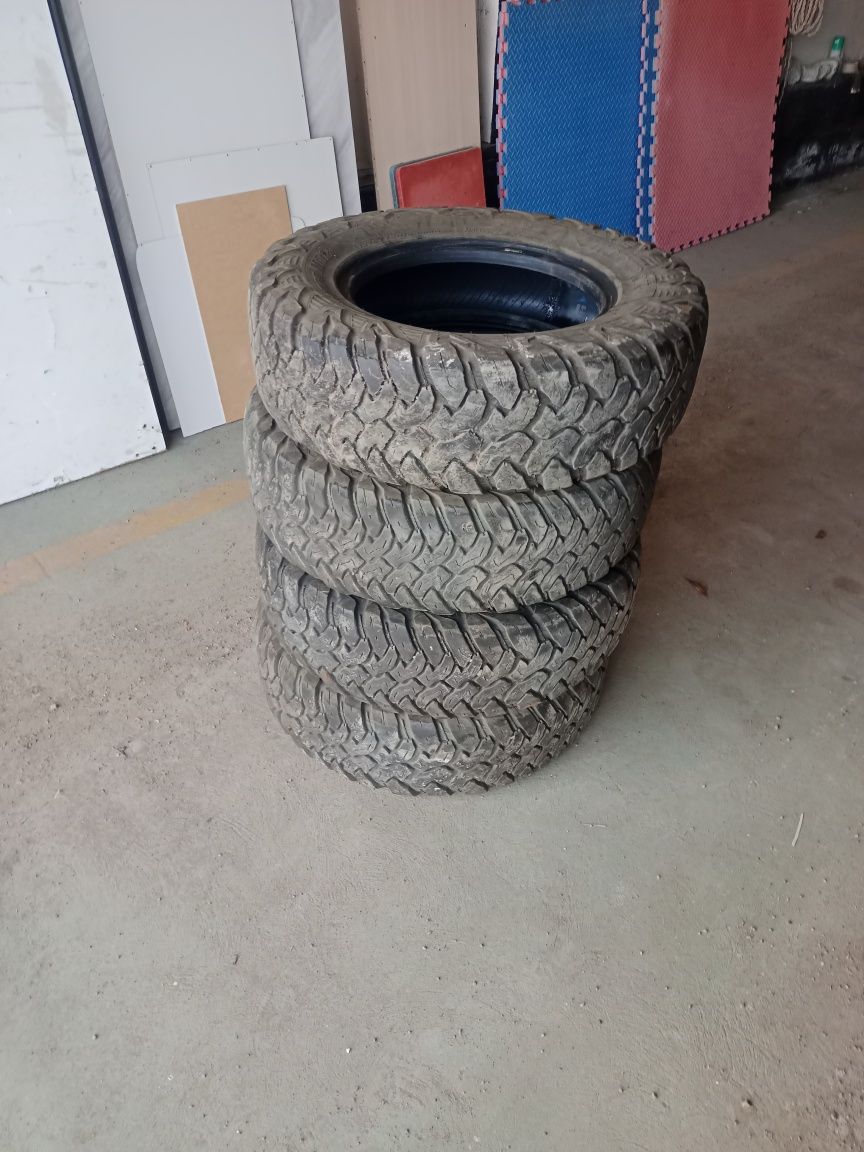 Грязевые шины, в отличном состояние. R 16 225/75