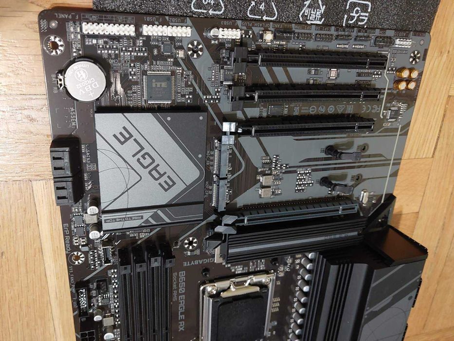 AMD Ryzen 7 9800X3D + Gigabyte B650 Eagle AX Wi-Fi