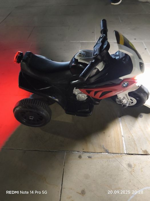 Vând motocicleta BMW pentru copii de vârsta 3-5 ani