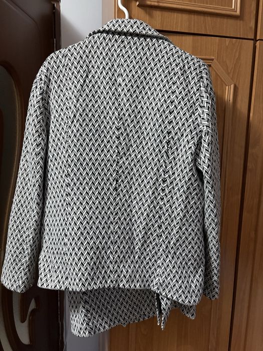 Vând costum,fustă+sacou