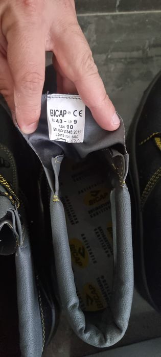 De vânzare bocanci de protecție noi.