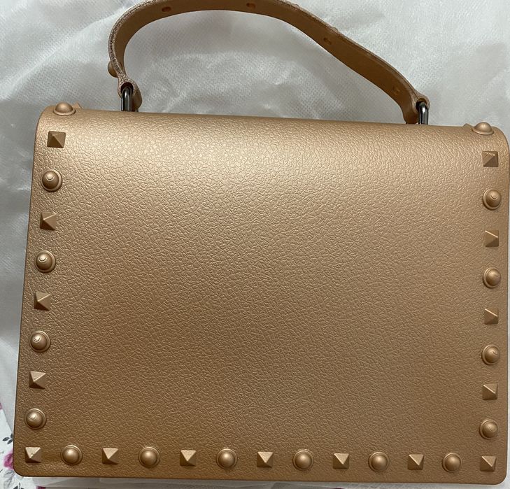 Vând geanta noua !!! Culoare crem , încăpătoare .