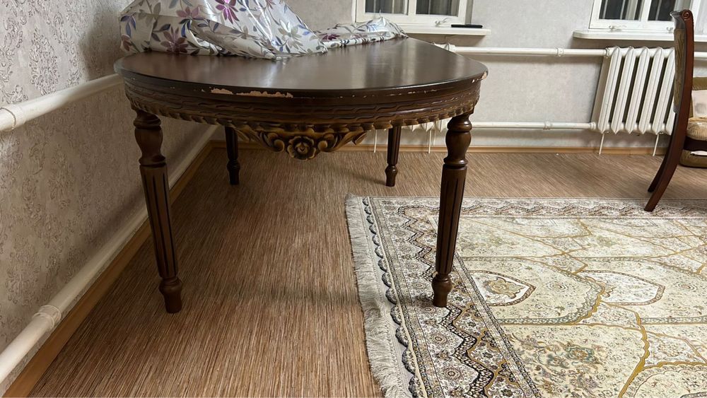 Деревянный стол.