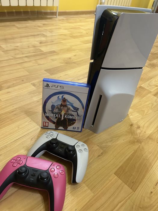 Playstation 5 с Mortal Kombat, 2 джойстика, розов контролер