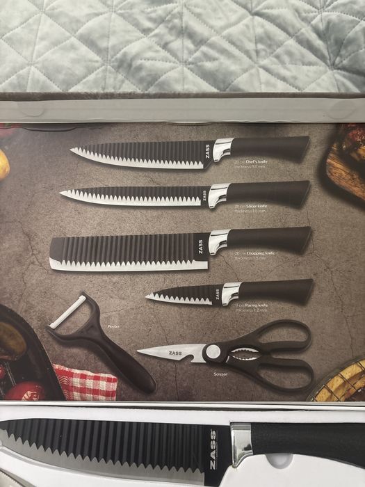 Nou Set cutite Zass