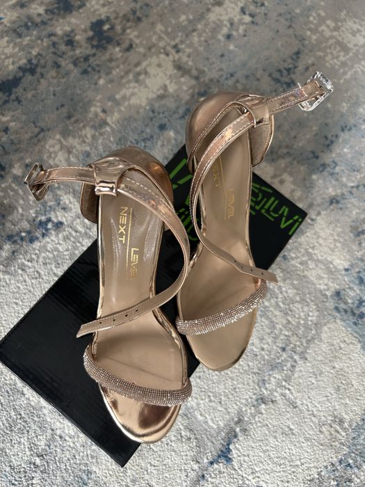 Sandale roz-aurii cu toc