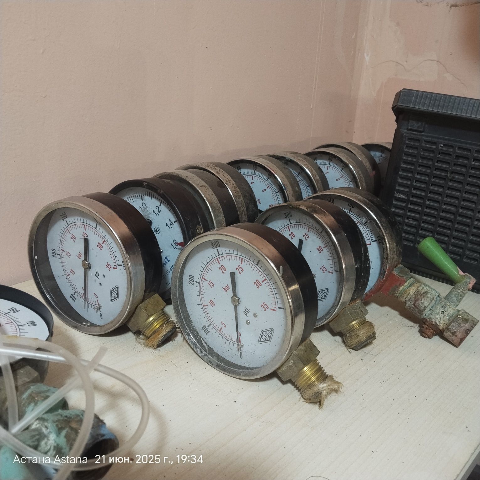 Продам монометры.в рабочем состоянии.
