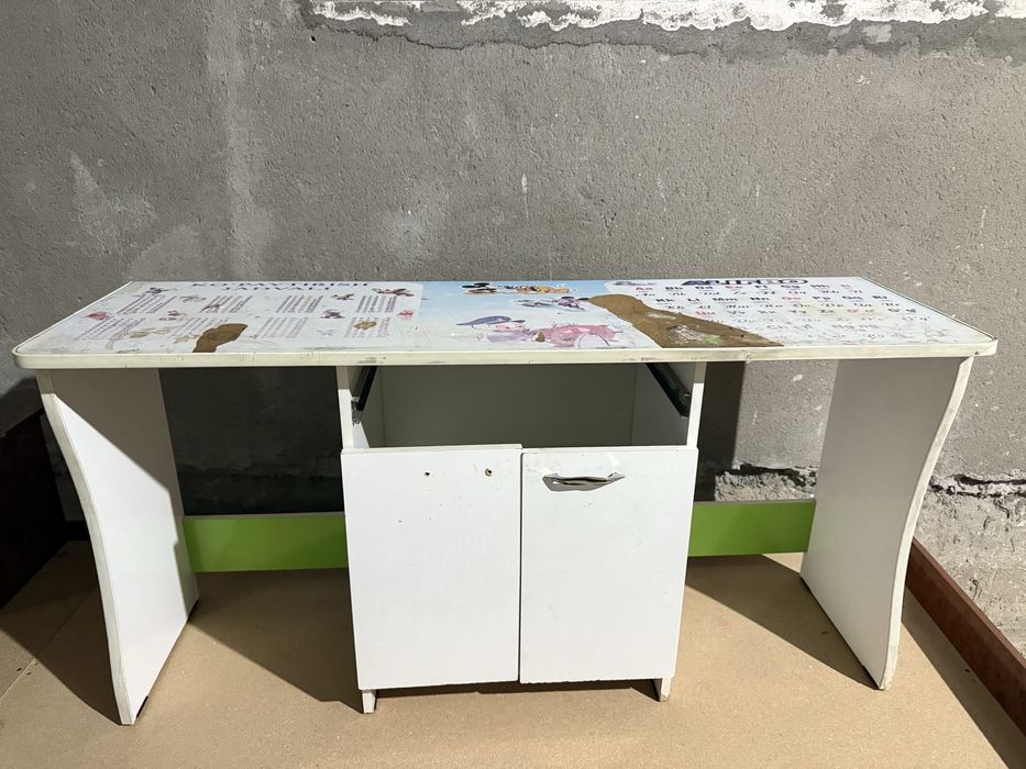 детский шкаф и детский столик, в хорошом сосотояни