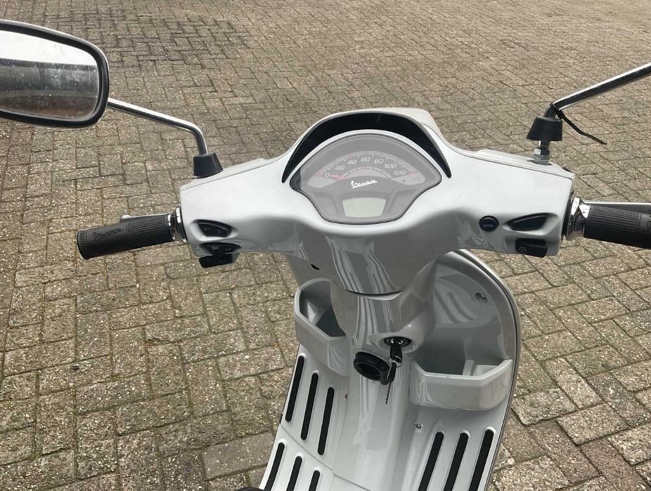 Scuter Vespa SXL - 125 cm3 - 227 km !!!