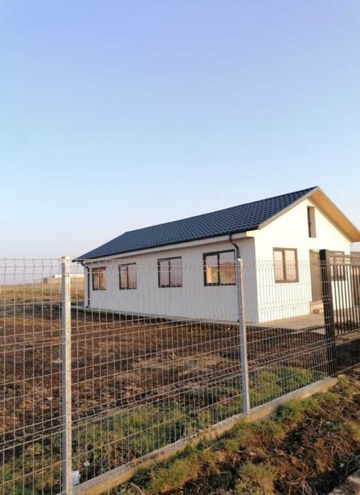 Vând casa pe structura metalica si panou sandwich