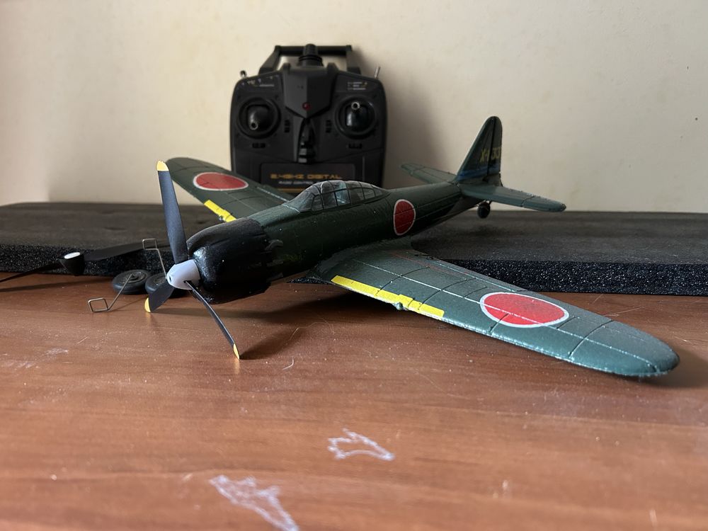 Радиоуправляем самолет Mitsubishi A6M Zero