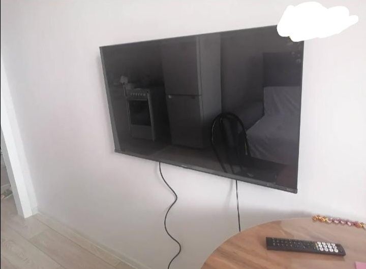 телевизор в отличном состоянии- hisense 4k UHD 43