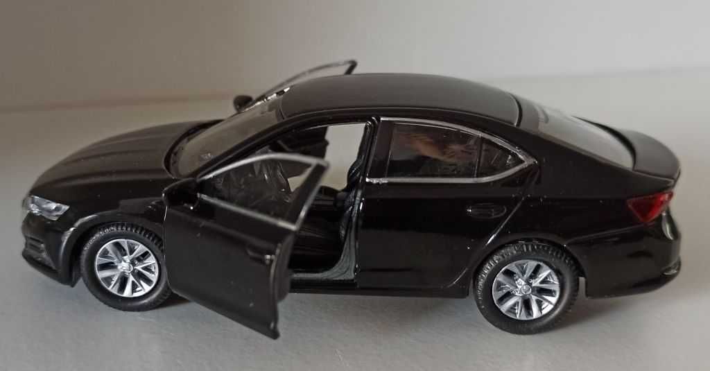 Macheta Skoda Octavia 4 sedan negru - Welly 1/36