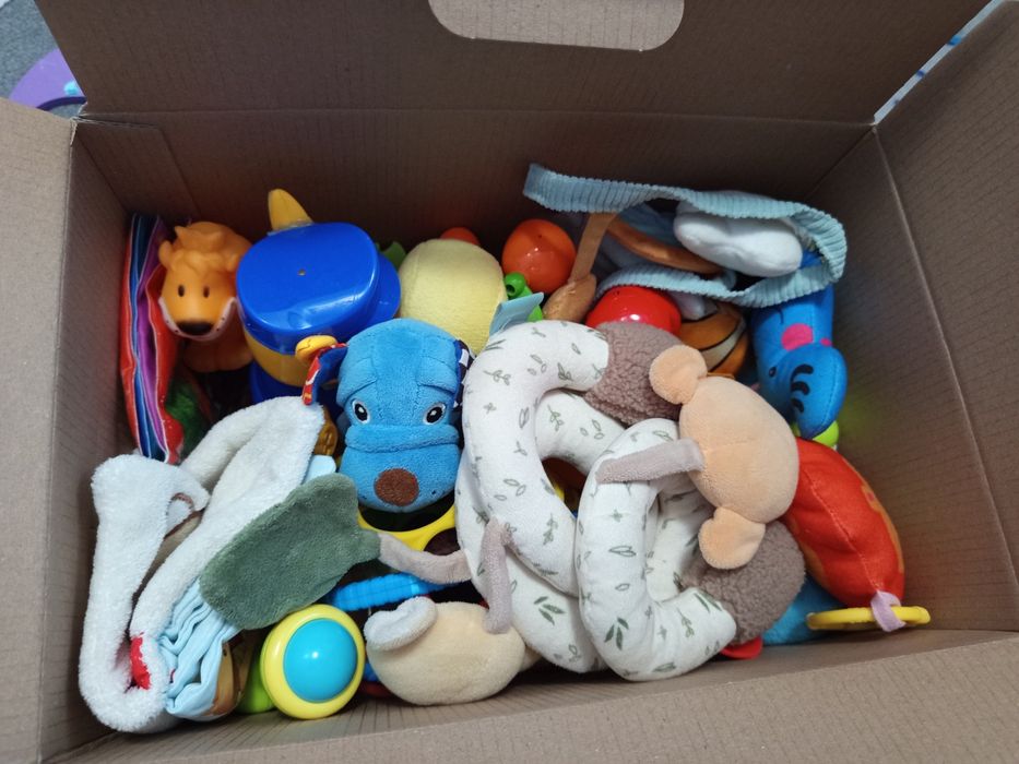 Цял кашон с бебешки играчки