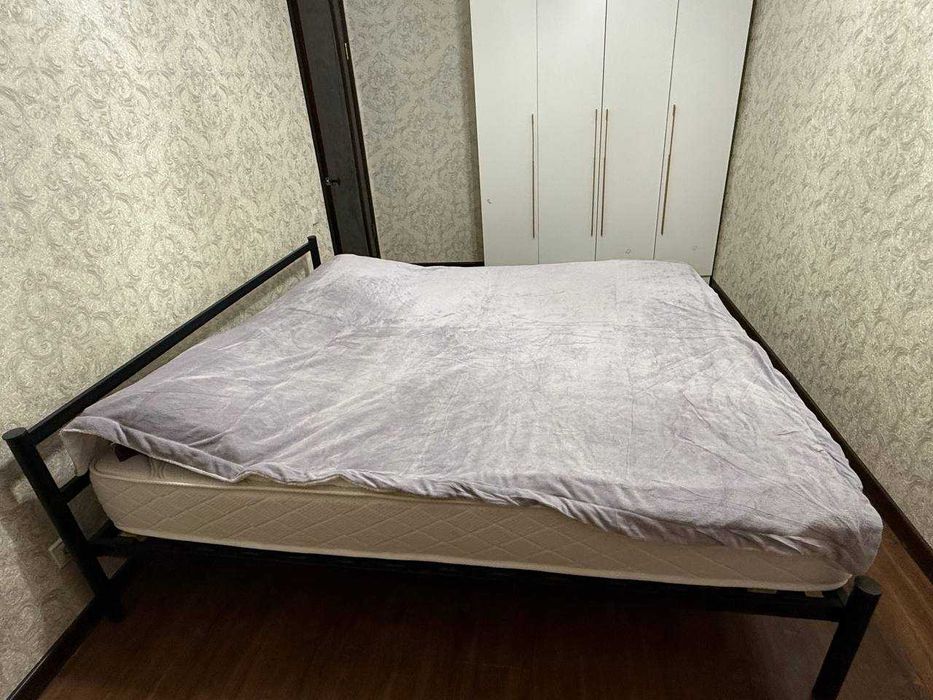 Двухспальная кровать с матрасом 205х190 см