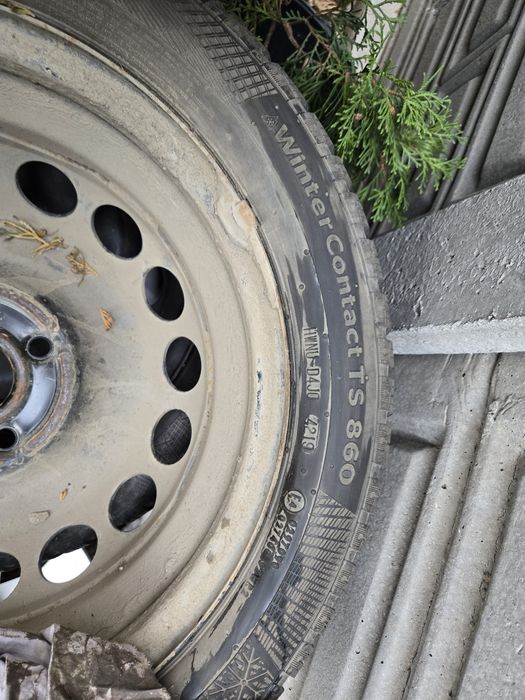 Anvelope si jenti de iarna 165/60/R15 foarte putin folosite