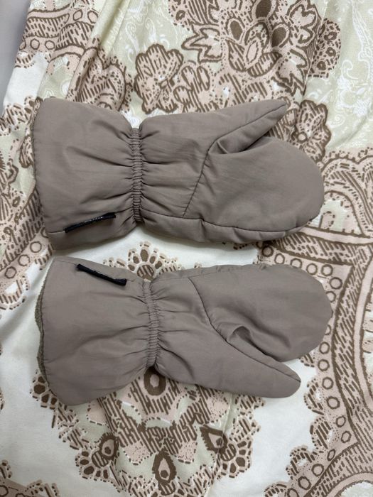 Продам набор: детскую зимнюю шапку и варежки