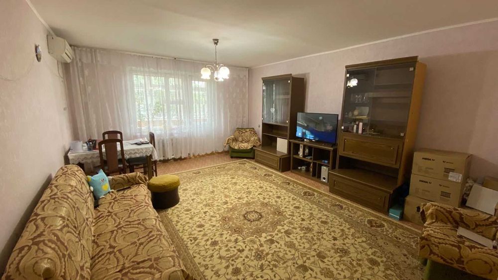 продам 4 комнатную улучшенной планировки на среднем этаже с лифтом