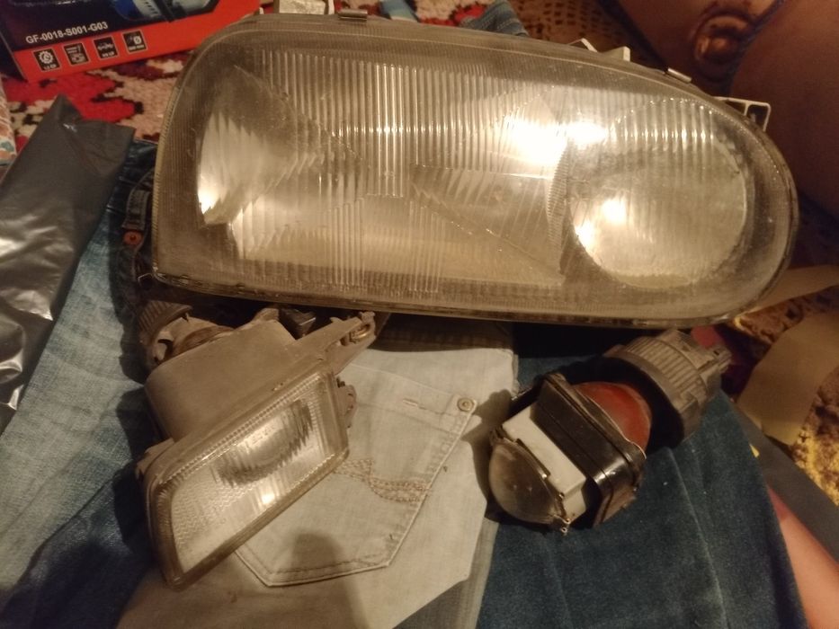 Фар за Голф 3 Хела със халогени бонус