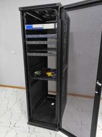 Коммутационный шкаф с сетевым оборудованием для LAN