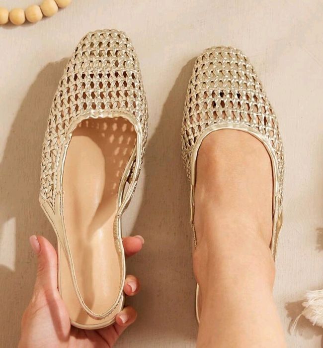 Обувки в златист цвят