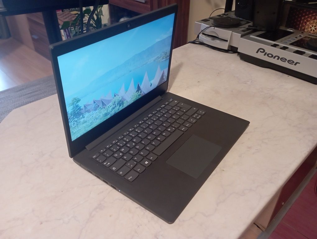 Лаптоп Lenovo V14-ADA, 14 инча + калъф