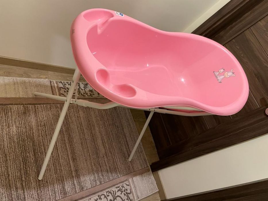 Cada de baita bebelusi cu suport metalic si suport anatomic
