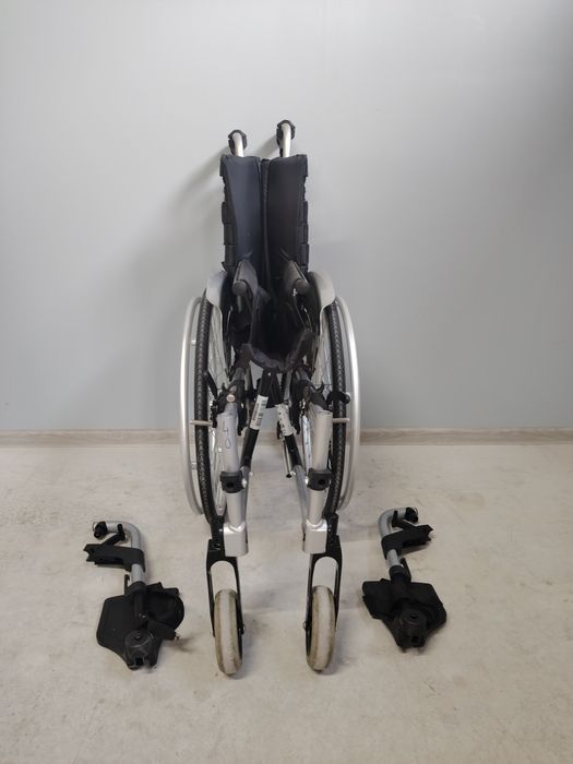 Carucior cu rotile pliabil/fotoliu rulant persoane cu dizabilitati.040