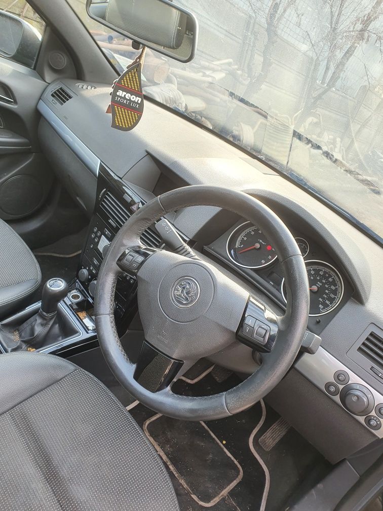 Dezmembrez Opel Astra GTC Panoramic 1.6 benzina 116 cai