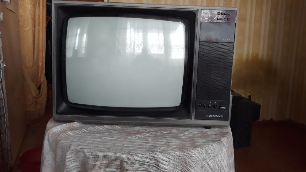 Продам два рабочих телевизора LG и Горизонт