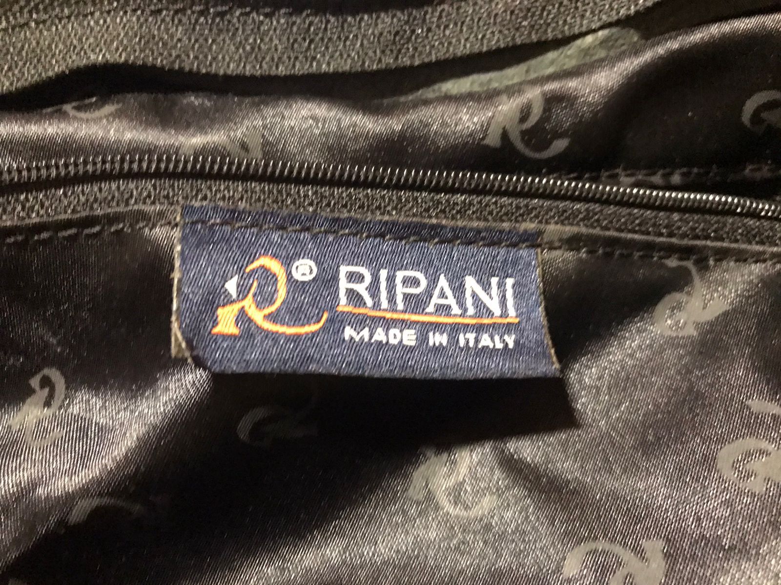 Продам кожаную сумку RIPANI(Италия) оригинал .Состояние б/у 
Цена 2000
